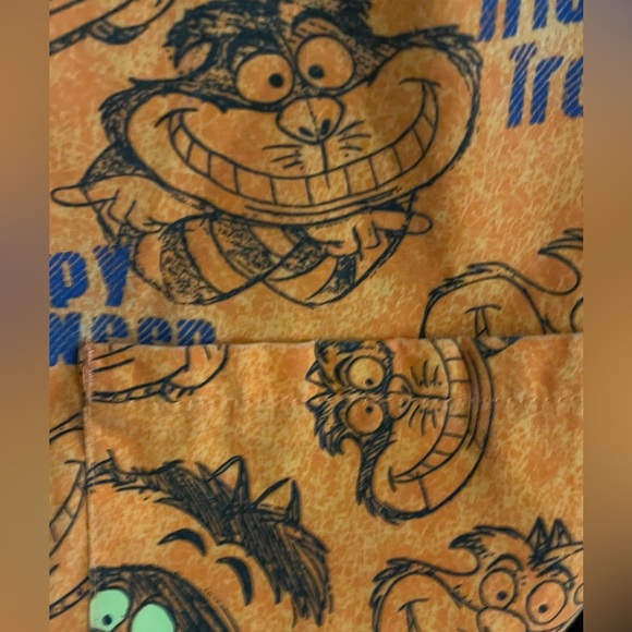 The Wonderful World of Disney Halloween Orange CheshireCat Scrub Top Pockets XL - Picture 5 of 11